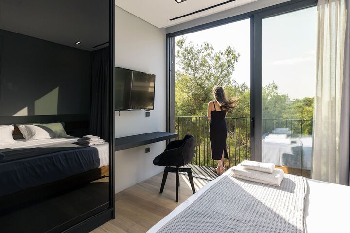 Room 43 of 182
