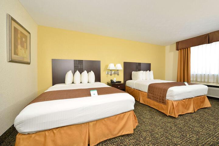 2 Queen Beds Communication Assistance Bathtub Full Breakfast (8 of 11)