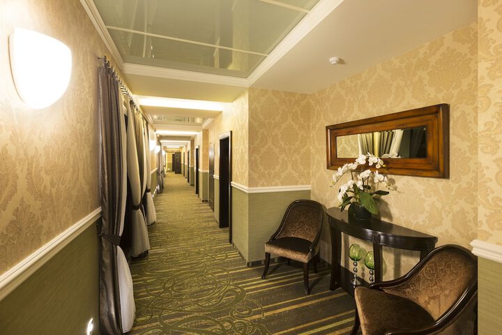 Ballroom/Hall 52 of 64