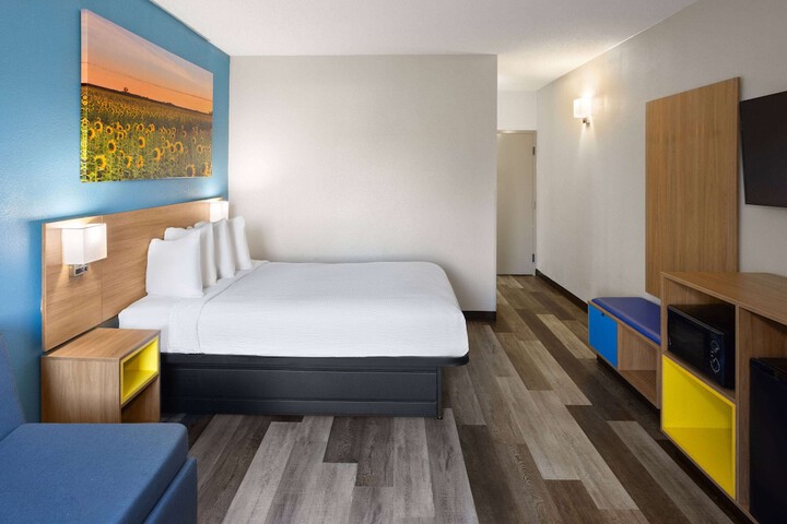 Queen Bed Accessible (4 of 6)