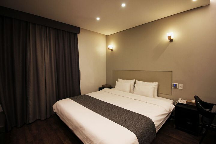 Room 15 of 74