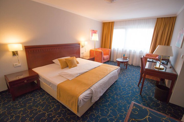 Room 6 of 14