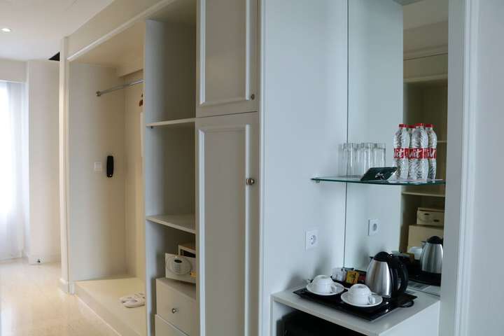Room 6 of 64