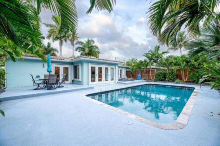 Exterior of Luxurious Fort Lauderdale Pool Home