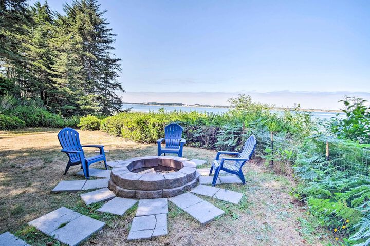 Enchanting Coos Bay Sanctuary w / Lush Views!