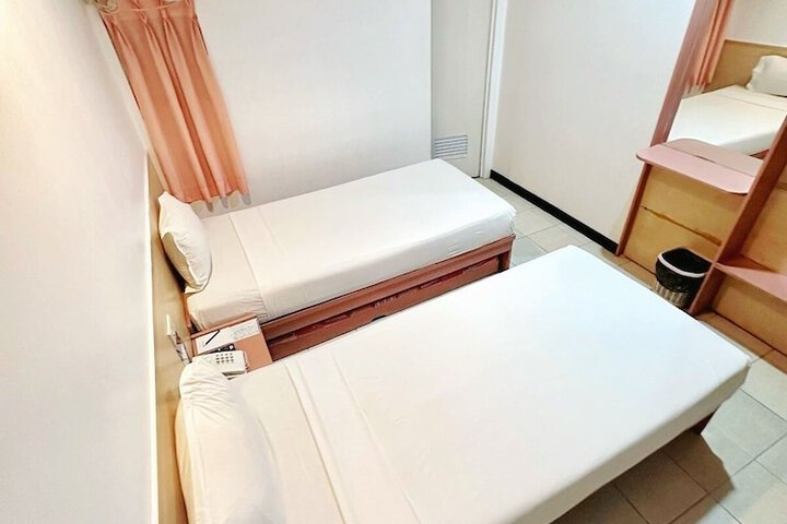 Room 11 of 33