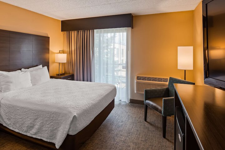 Accessible Suite Queen Bed Accessible Walk in Shower Sofa Bed Work Desk Microwave and Refrigerator Full Breakfast (21 of 30)