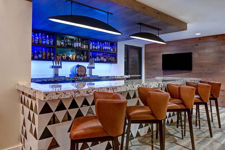 Lounge 75 of 92