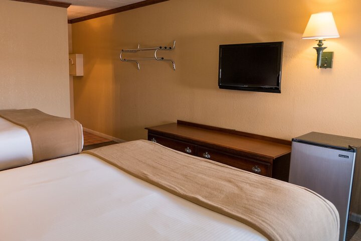 1 Queen Bed (8 of 22)
