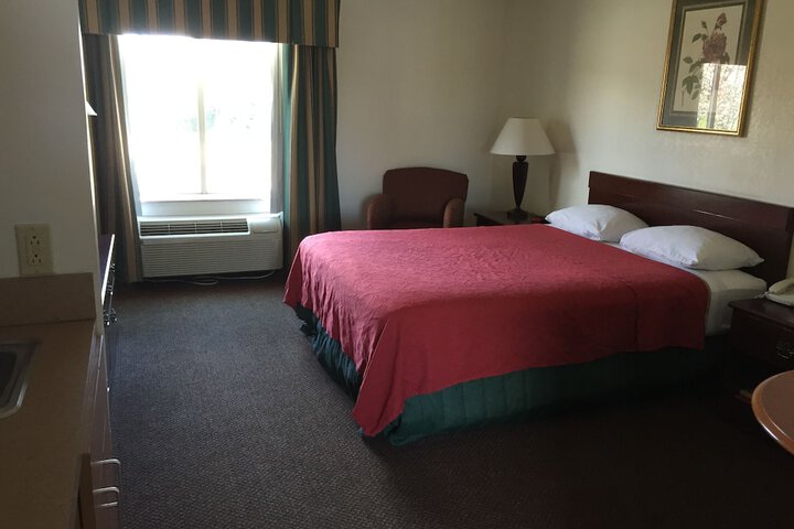 1 Queen Bed (6 of 7)
