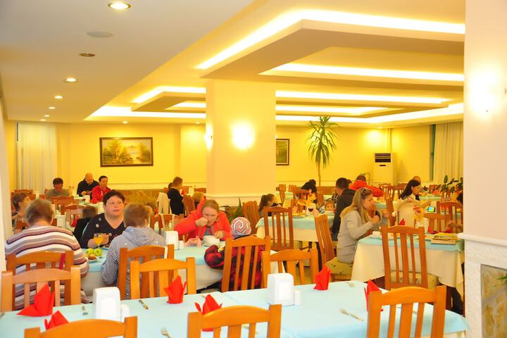Dining 33 of 67