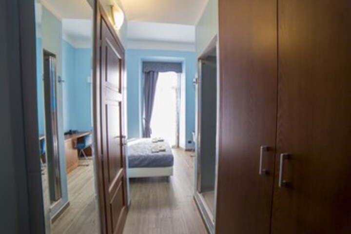 Room 32 of 37