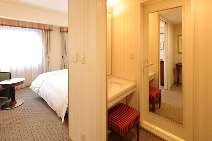 Room 25 of 77