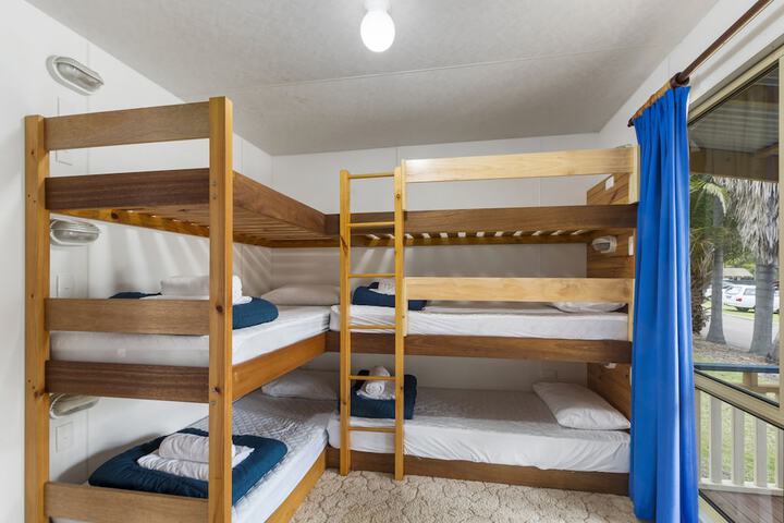 Room 9 of 300