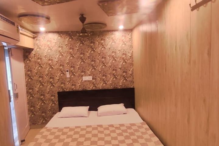 Room 9 of 15