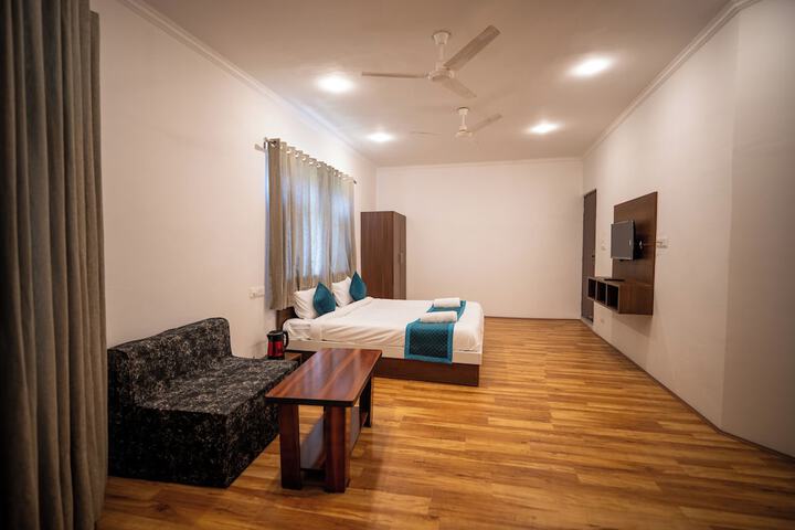Room 5 of 16