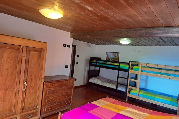 Room 10 of 28