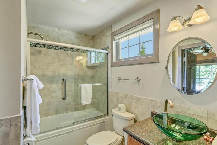 Deluxe Suite Kitchenette (2 of 2)