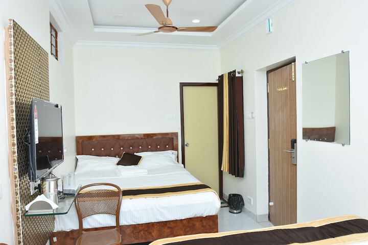 Room 6 of 15