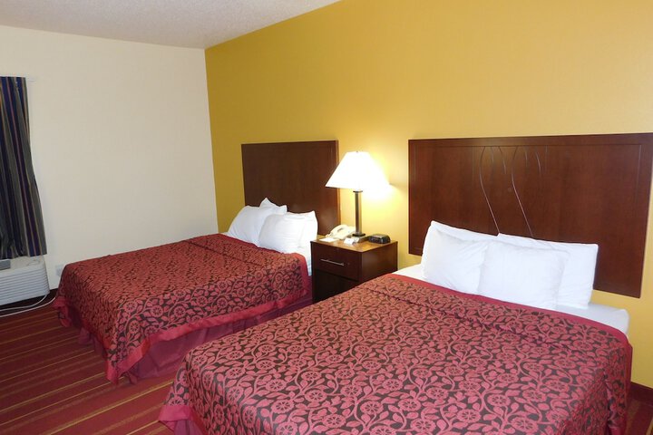 1 Queen Bed (5 of 11)