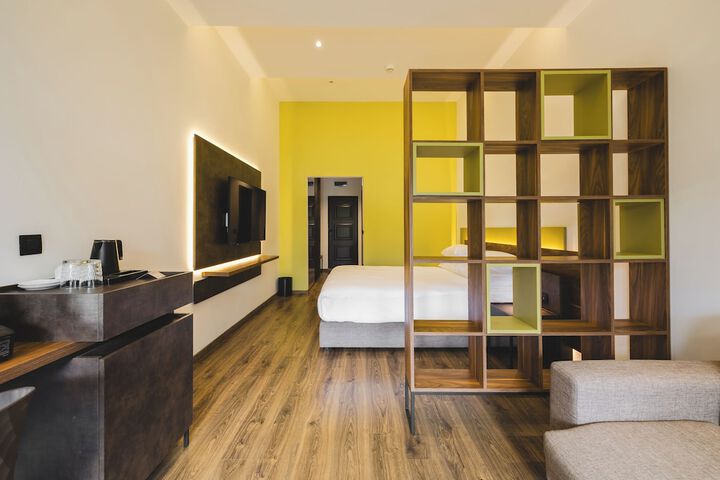 Room 40 of 211