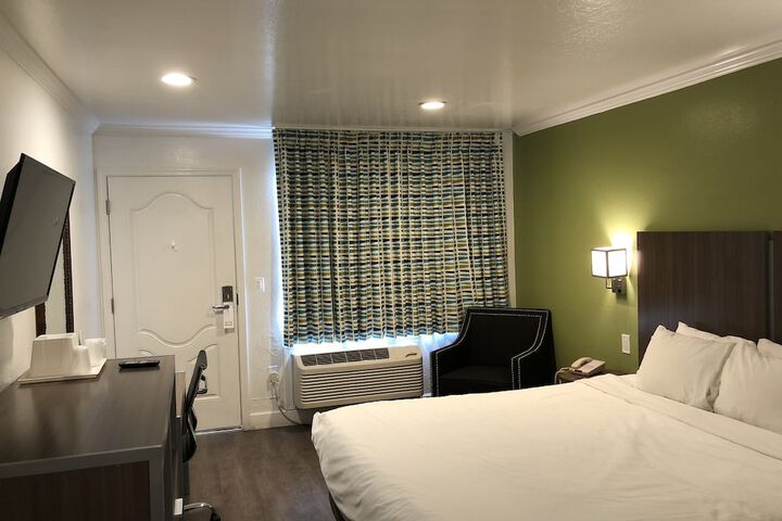 Deluxe Queen Bed (4 of 17)