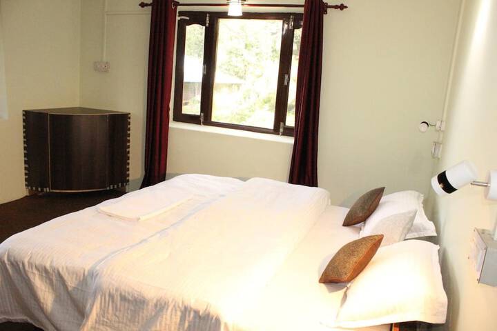 Room 13 of 32