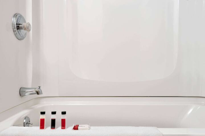 1 Double Bed Mobility Hearing Accessible Room Bathtub with Grab Bars (1 of 10)