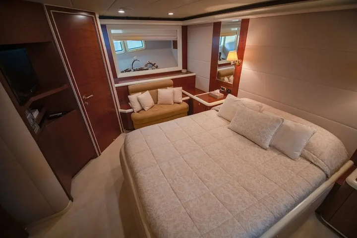 Room 4 of 16