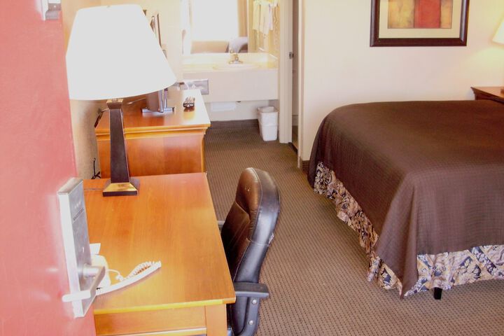1 Queen Bed (4 of 12)
