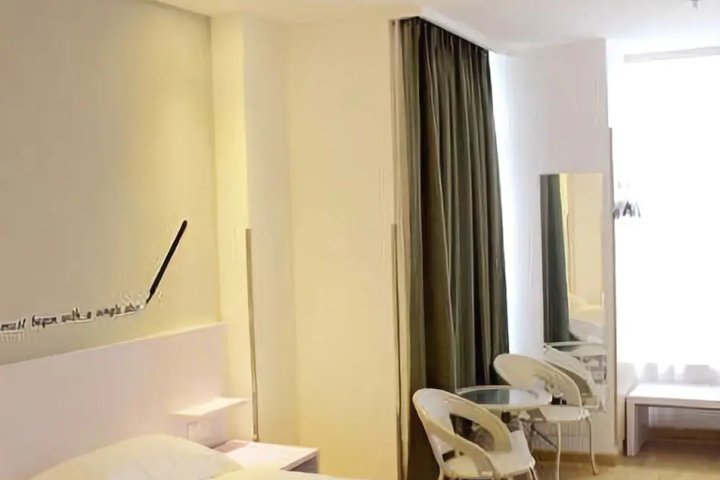 Room 11 of 20