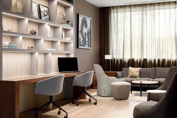 Lounge 65 of 83
