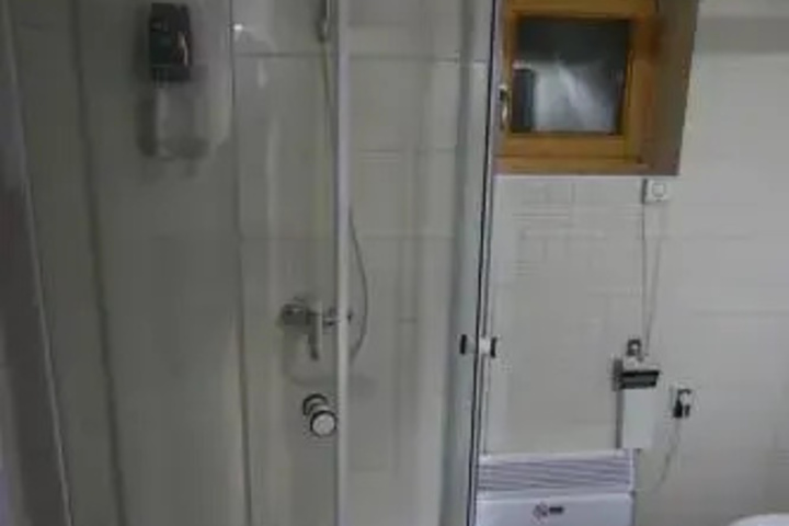 Room 6 of 13