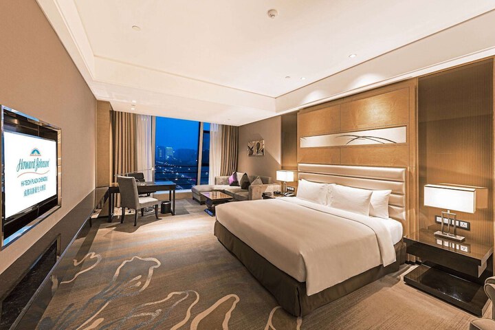 Room 8 of 33