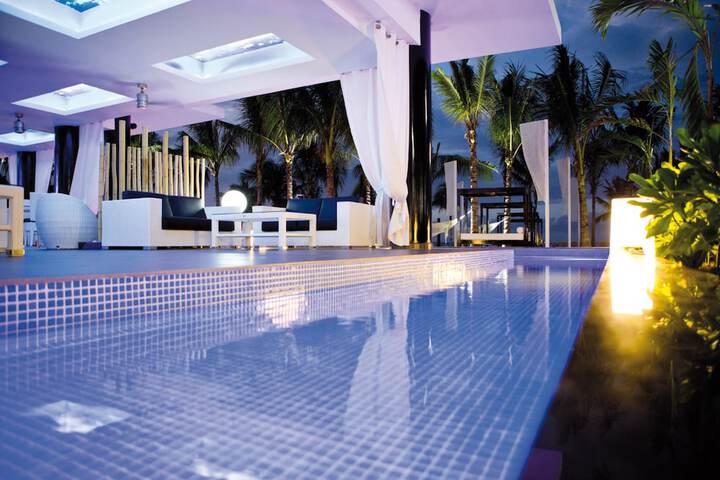 Hotel with Pool
