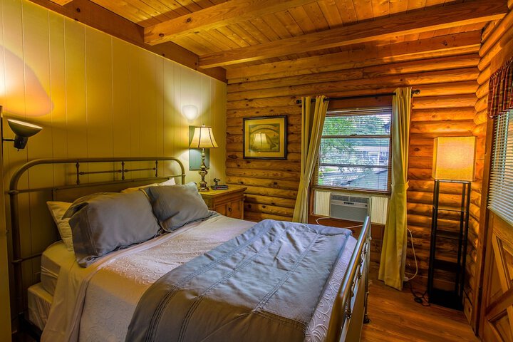 1 Queen Bed (16 of 21)