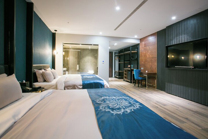 Room 17 of 38
