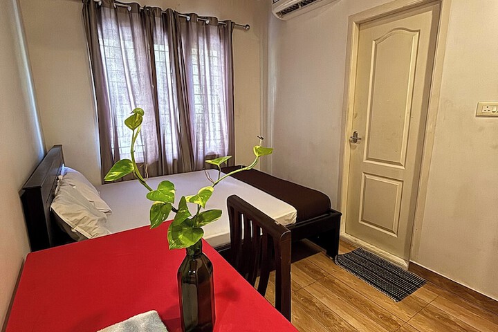 Room 5 of 9