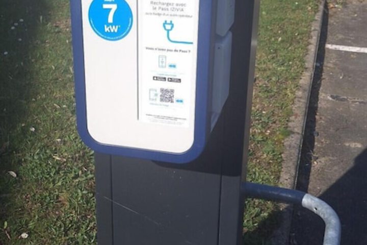 Electric vehicle charging station