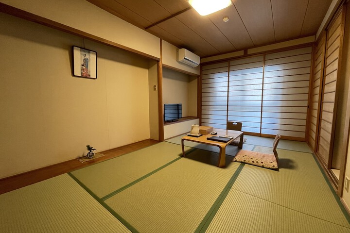 Room 8 of 40