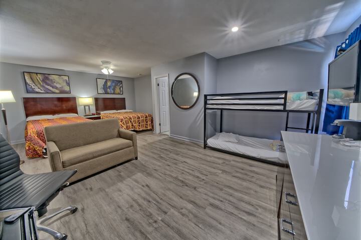 Family Studio 4 Bunk Beds 2 Queen Beds Sofa Kitchenette Accessible (4 of 14)