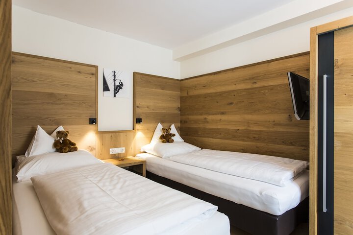 Room 12 of 85