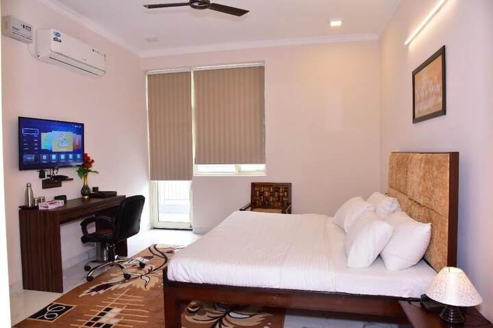 Room 5 of 11