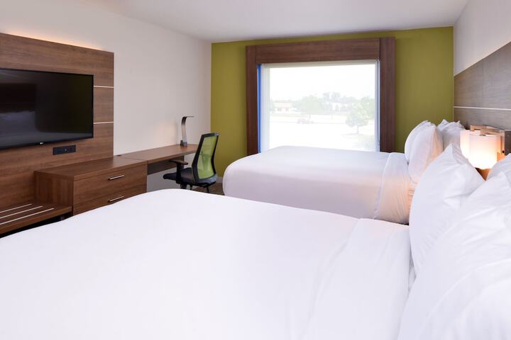 2 Queen Beds (6 of 7)