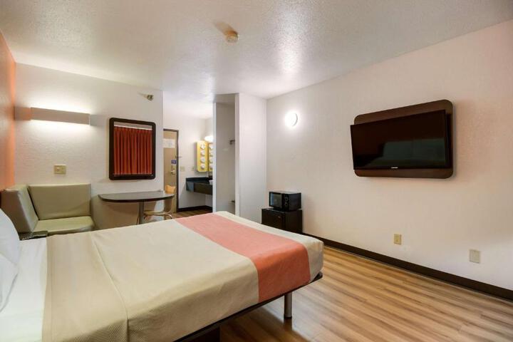 1 Queen Bed