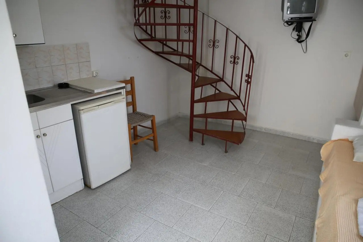 Room 5 of 9