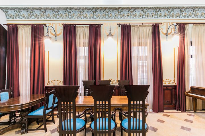 Lounge 51 of 72