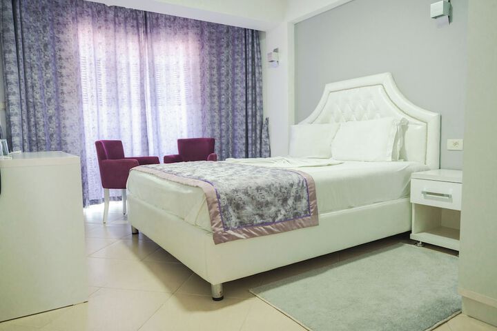 Room 4 of 12