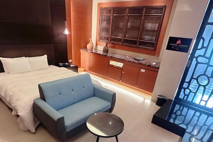 Room 32 of 82
