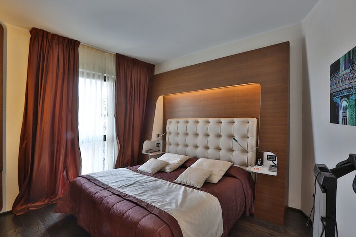 Room 11 of 33